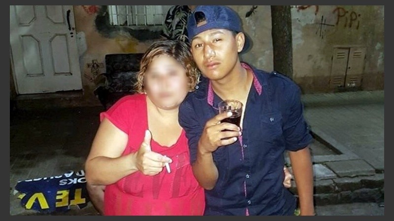 La madre junto al joven asesinado en un violento asalto en La Boca.