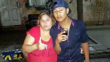 La madre junto al joven asesinado en un violento asalto en La Boca.