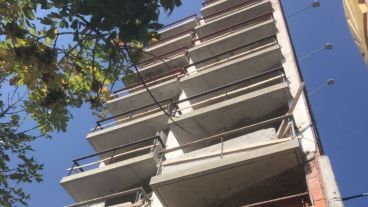 El edificio en construcción está ubicado en Avellaneda al 500 bis.