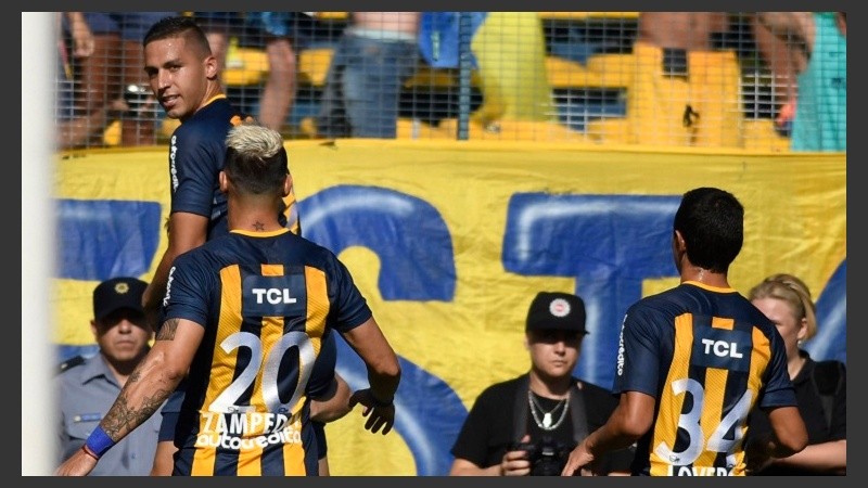 Tobio mira a Zampedri: esta vez el goleador fue el defensor.