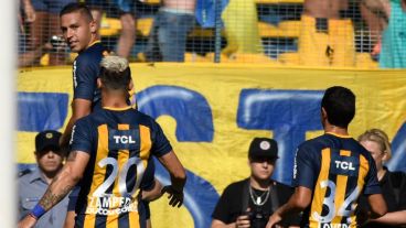 Tobio mira a Zampedri: esta vez el goleador fue el defensor.