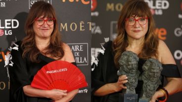 La directora Isabel Coixet, con su abanico en apoyo al movimiento #MasMujeres, posa con dos de los tres Goya obtenidos por "La librería".