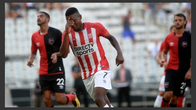 El colombiano Otero aprovechó un error defensivo y luego abrió la cuenta de penal.