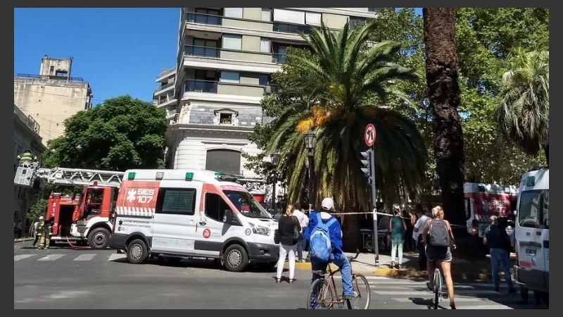 Dotaciones de bomberos y ambulancias trabajan en el lugar.