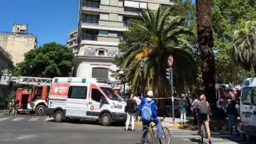 Dotaciones de bomberos y ambulancias trabajan en el lugar.