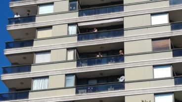 Muchos vecinos aguardaban en los balcones a que se ventilaran los palieres.