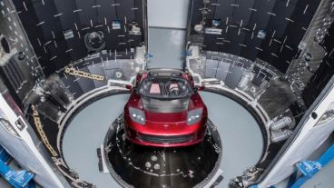 El Tesla de color rojo, montado dentro del cohete Falcon Heavy.
