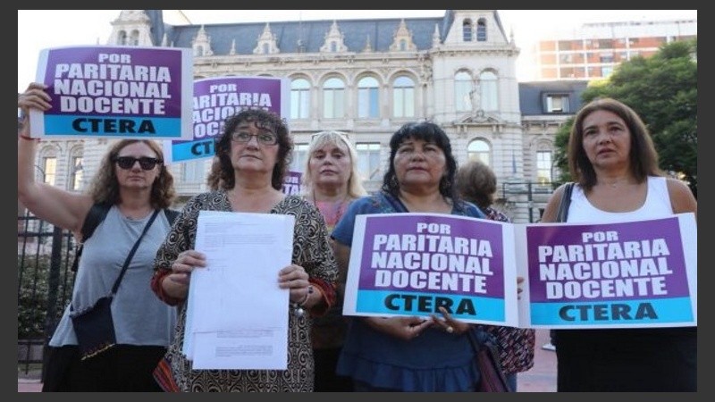 Los docentes reclaman la paritaria nacional.