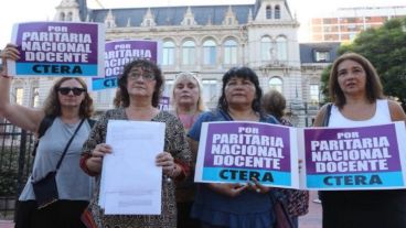 Los docentes reclaman la paritaria nacional.