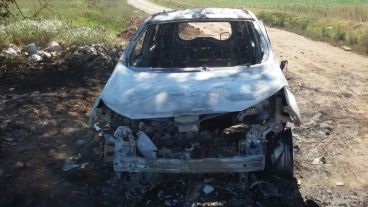 El auto incendiado que investiga el fiscal.