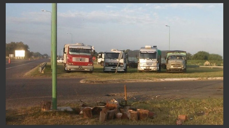 Los camioneros protestan a la vera de las rutas.