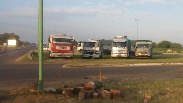 Los camioneros protestan a la vera de las rutas.