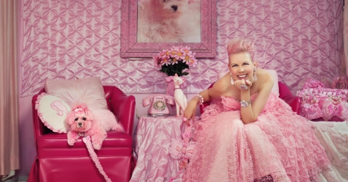 “The Pink Lady of Hollywood”, la mujer que vive en un mundo color de ...
