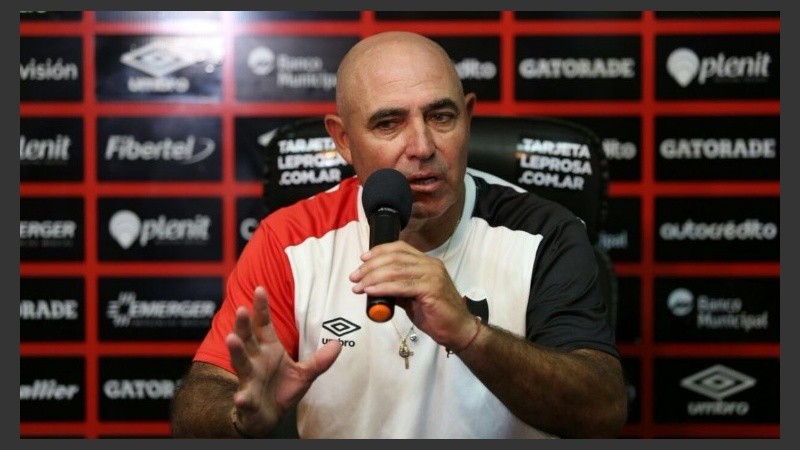 Llop dio una conferencia de prensa en el predio de Bella Vista.