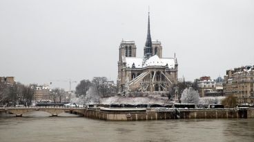 También en París, la Catedral de Notre Dame quedó cubierta de nieve.