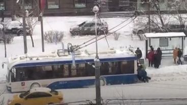 No es la K ni la Q: en una calle de Rusia los pasajeros debieron empujar el trolebus, atascado por la nieve.