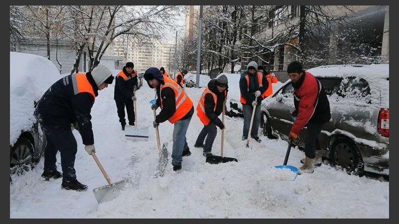 Una postal que se repite en Europa, los barrenderos en las calles quitando la nieve.