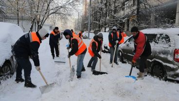 Una postal que se repite en Europa, los barrenderos en las calles quitando la nieve.