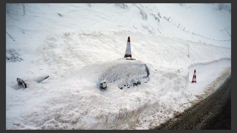 En Asturias, España, los autos quedaron bajo la nieve en las carreteras.