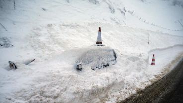 En Asturias, España, los autos quedaron bajo la nieve en las carreteras.