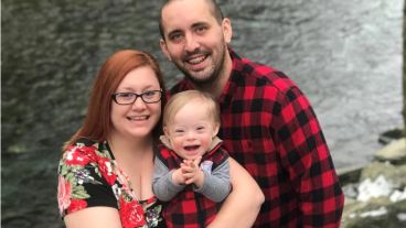 Lucas y sus padres Courtney y Jason.