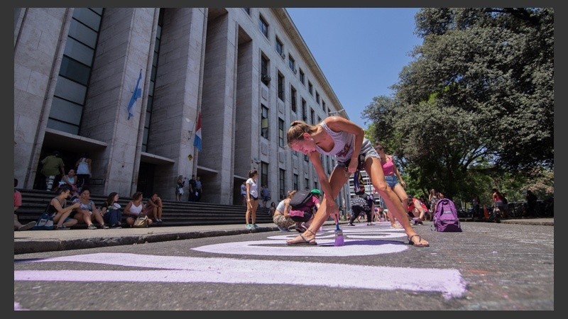 Pintada e intervención en Tribunales anticipando el paro de mujeres el próximo 8 de marzo. (Alan Monzón/Rosario3.com)