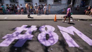 Pintada e intervención en Tribunales anticipando el paro de mujeres el próximo 8 de marzo. (Alan Monzón/Rosario3.com)