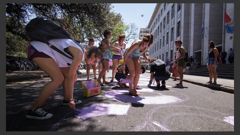 Pintada e intervención en Tribunales anticipando el paro de mujeres el próximo 8 de marzo. (Alan Monzón/Rosario3.com)