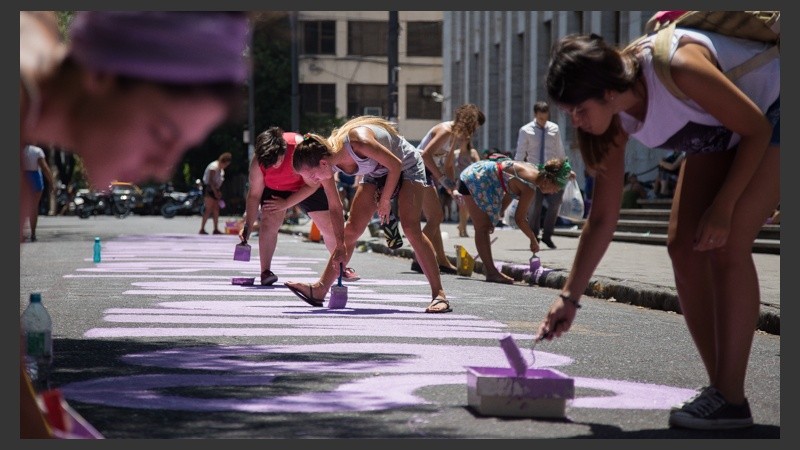 Pintada e intervención en Tribunales anticipando el paro de mujeres el próximo 8 de marzo. (Alan Monzón/Rosario3.com)