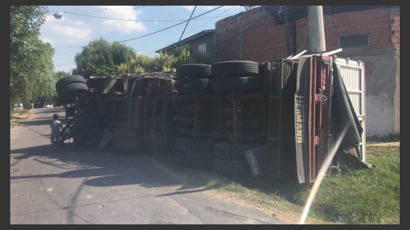 El acoplado del camión chocó una columna y quedó sobre la calle Dragones del Rosario.