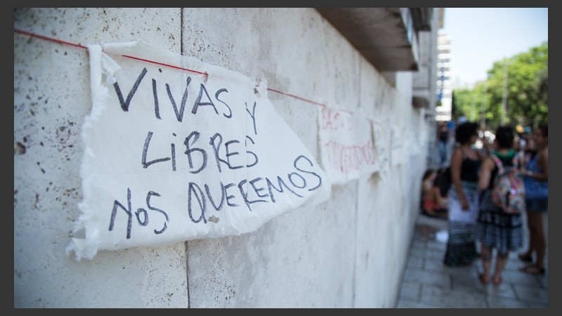 Pintada e intervención en Tribunales anticipando el paro de mujeres el próximo 8 de marzo. (Alan Monzón/Rosario3.com)