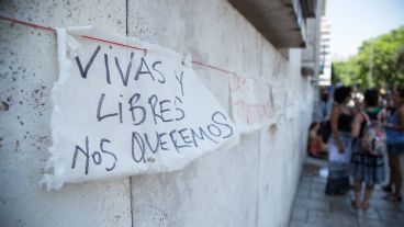 Pintada e intervención en Tribunales anticipando el paro de mujeres el próximo 8 de marzo. (Alan Monzón/Rosario3.com)