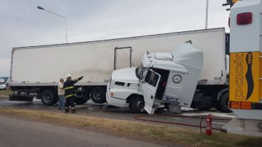 Iban dos personas en el camión Mercedes Benz.