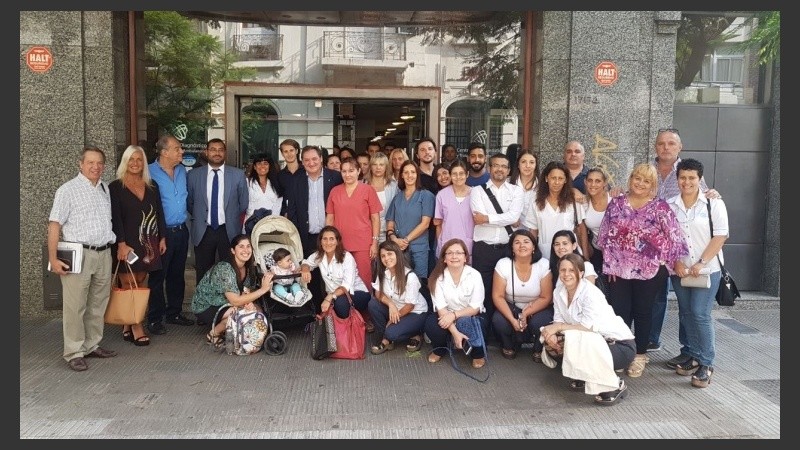 Los trabajadores que recuperaron sus trabajos en la clínica. 