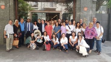 Los trabajadores que recuperaron sus trabajos en la clínica.