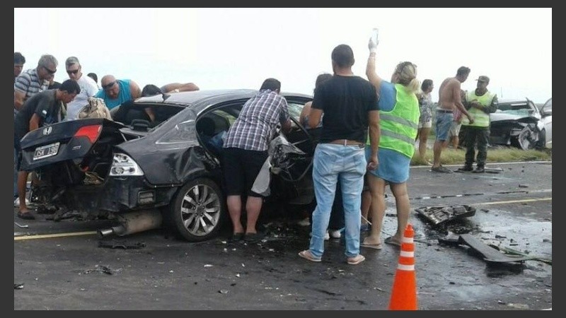 Una terrible imagen del accidente del sábado entre Rosario y Victoria. 
