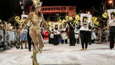Vecinos, vecinas, amigos y familias vivieron una noche a pleno carnaval.