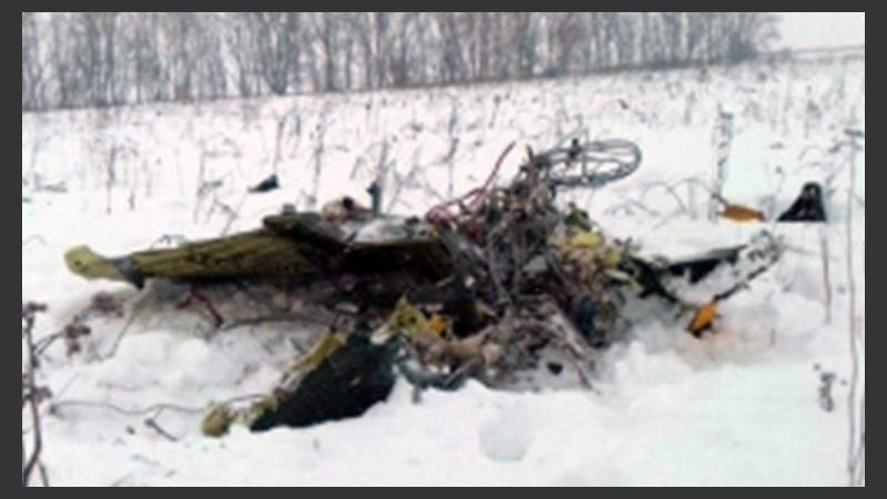 Restos de la aeronave sobre la nieve.