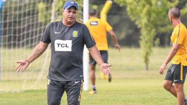 Leo dirige el entrenamiento.