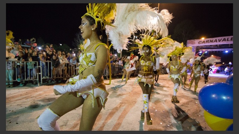 Baile, música y mucho color en el corsódromo del Parque Scalabrini Ortíz. (Alan Monzón/Rosario3.com)