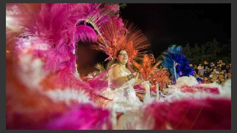 Baile, música y mucho color en el corsódromo del Parque Scalabrini Ortíz. (Alan Monzón/Rosario3.com)