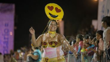 Baile, música y mucho color en el corsódromo del Parque Scalabrini Ortíz. (Alan Monzón/Rosario3.com)
