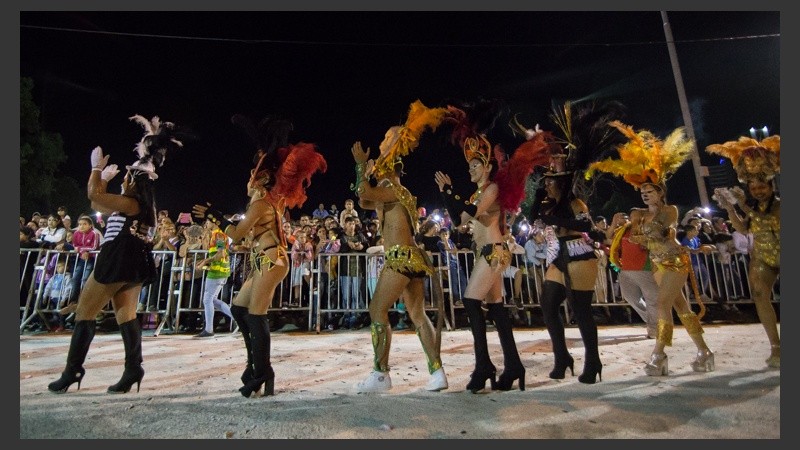 Baile, música y mucho color en el corsódromo del Parque Scalabrini Ortíz. (Alan Monzón/Rosario3.com)