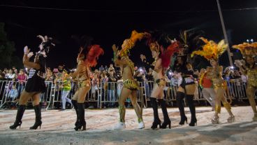 Baile, música y mucho color en el corsódromo del Parque Scalabrini Ortíz. (Alan Monzón/Rosario3.com)