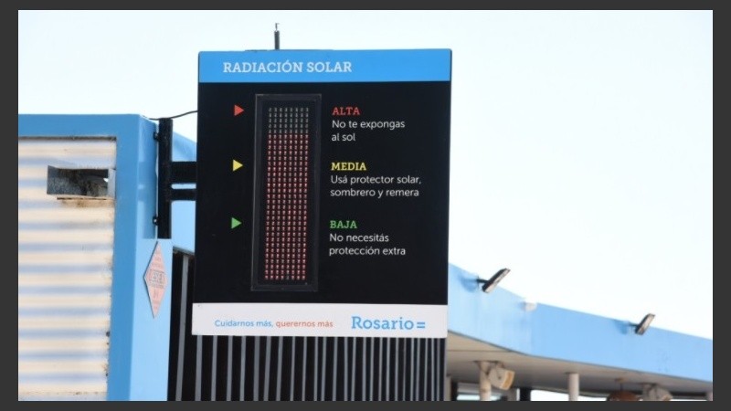 Mide el índice de radiación ultravioleta y lo muestra a través de una barra luminosa que refleja en tiempo real el nivel detectado.