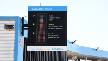 Mide el índice de radiación ultravioleta y lo muestra a través de una barra luminosa que refleja en tiempo real el nivel detectado.