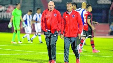 Llop camina la cancha junto a su ayudante y piensa cambios en el equipo.