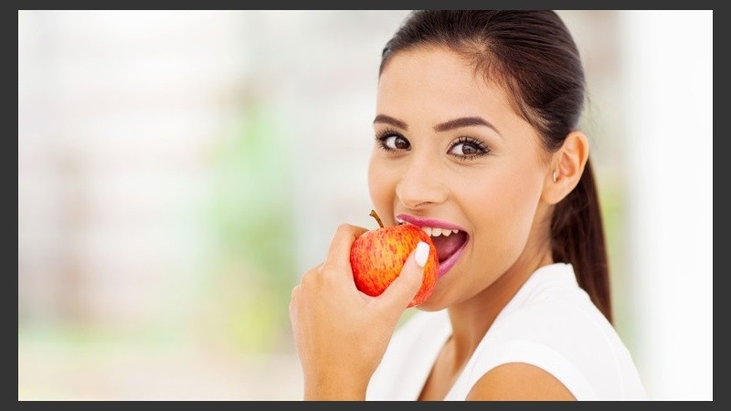 Lo importante de comer una manzana al día no radica en bajar de peso, sino en la gran cantidad de nutrientes que tu cuerpo necesita.