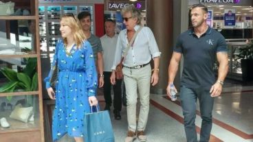 Elegencia total: Rod Stewart de shopping en Buenos Aires.