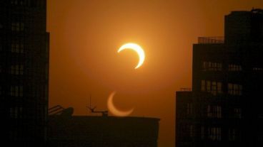 No es recomendable mirar el fenómeno de forma directa.